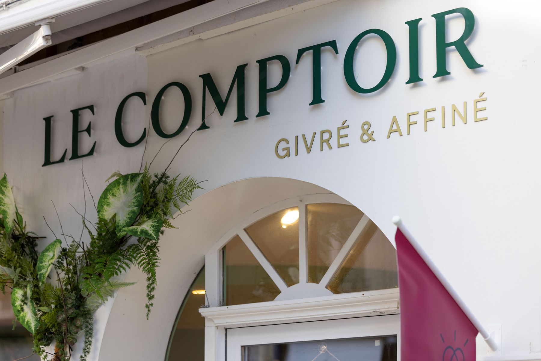 L'enseigne du Comptoir : « Le Comptoir » en lettres vertes, « Givré & Affiné » en lettres dorées