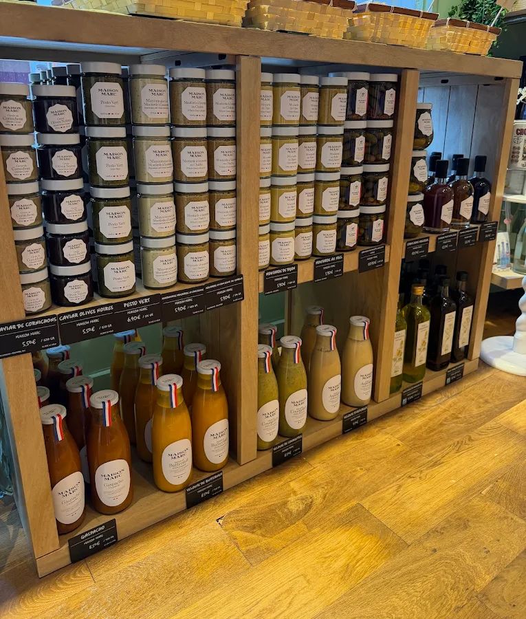 Des bocaux et des soupes froides Maison Marc sur une étagère en bois