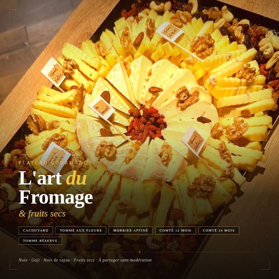 Un plateau gourmand de fromages en tranches, noix, goji et fruits secs