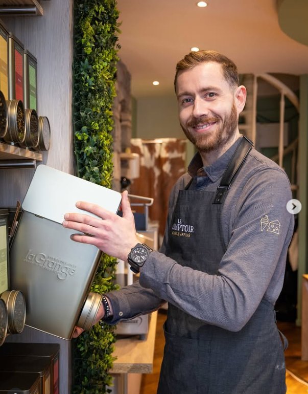 Publication Instagram : le patron souriant derrière le tablier, devant les boîtes de thé La Grange
