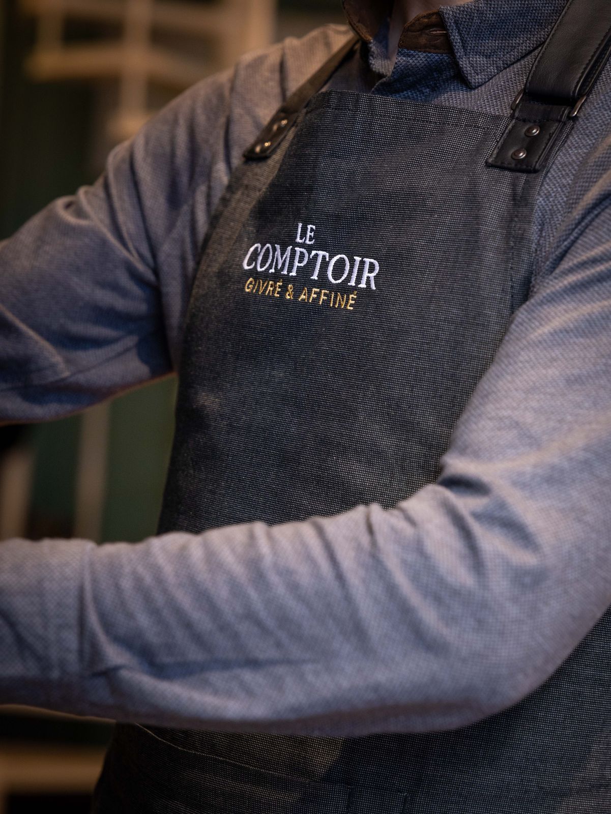 Le tablier du Comptoir, brodé « Le Comptoir, Givré & Affiné »