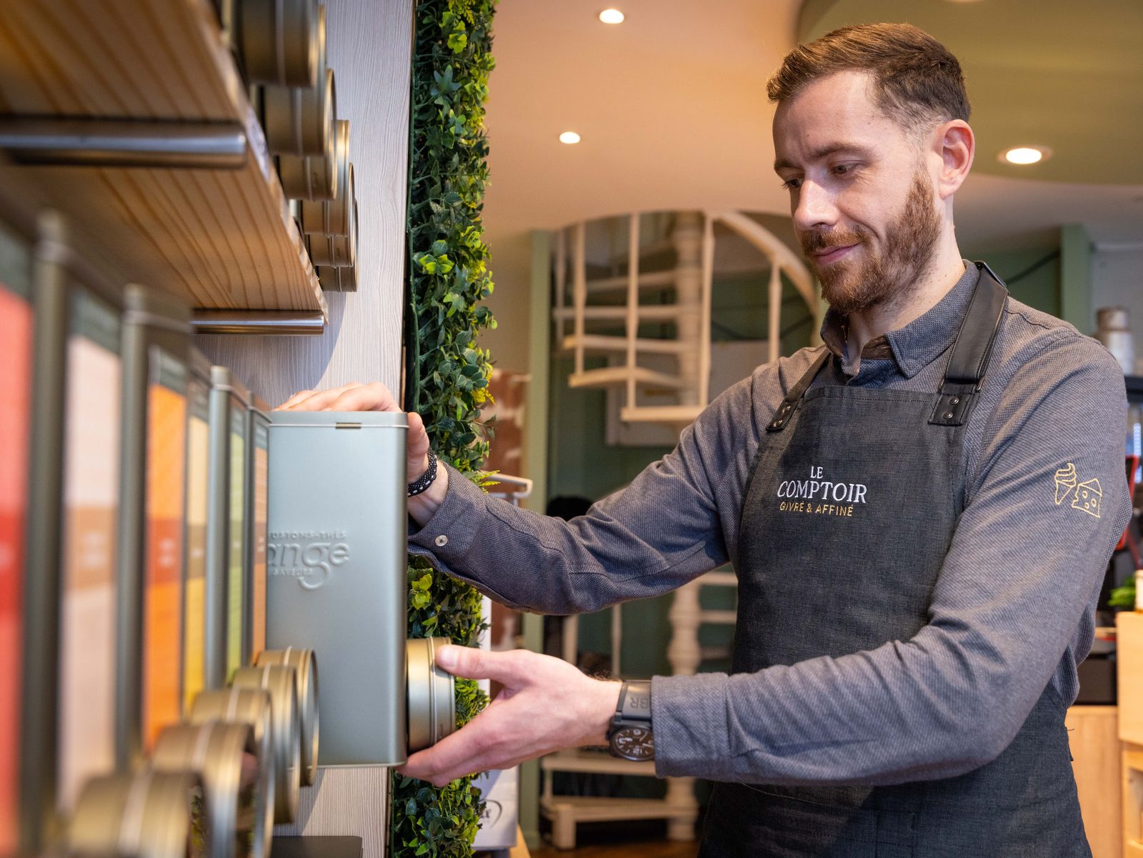 Au rayon thés du Comptoir, une boîte de thé que l'on range sur le mur de boîtes