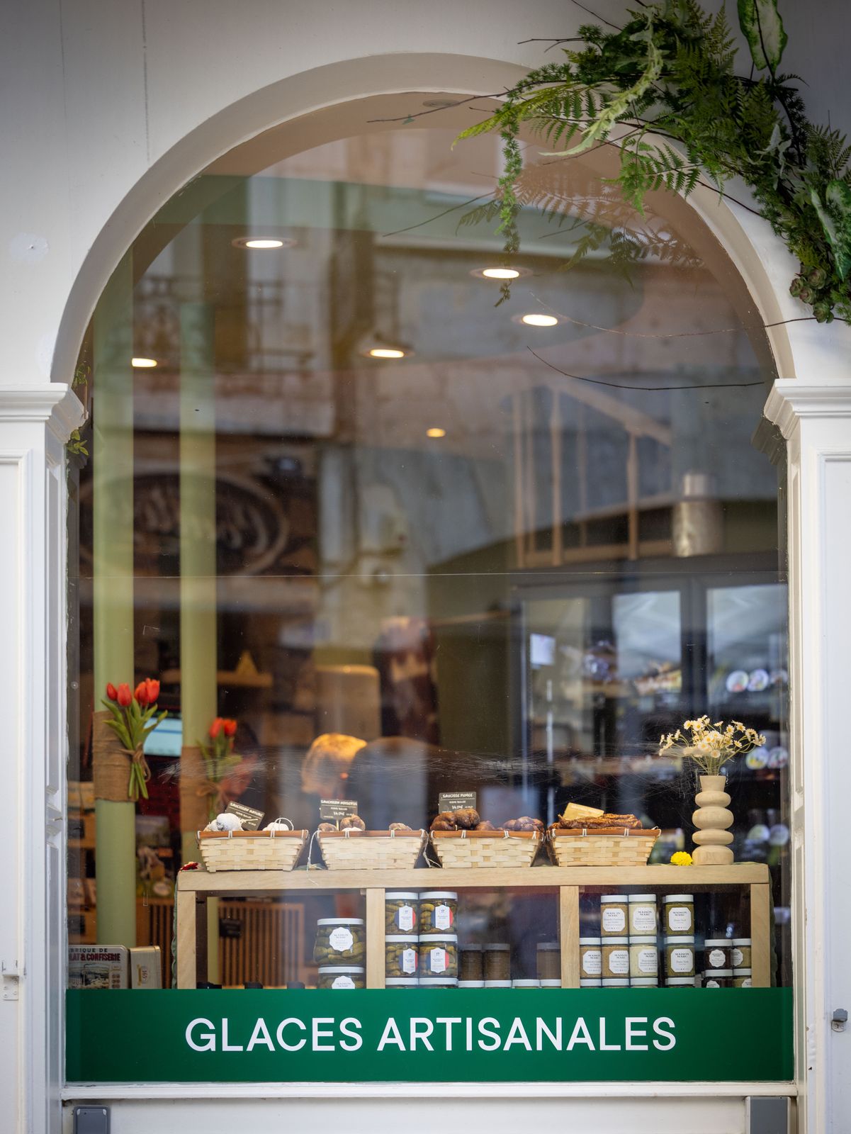 La vitrine en arche du Comptoir, avec la bande verte « Glaces artisanales »